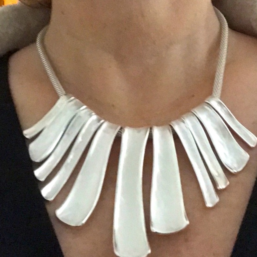 Lovely silver pearl-tone necklace